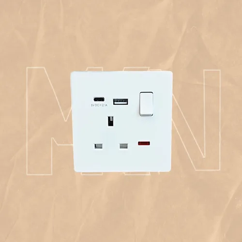 فيش مع USB ومفتاح أبيض 13 أمبير من MKN
